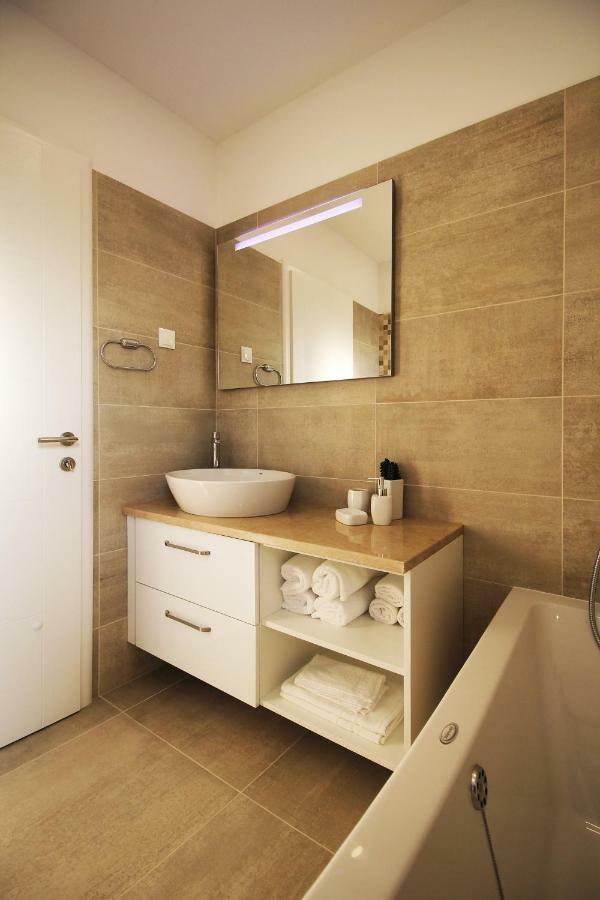 מאקרסקה Villa Lacus מראה חיצוני תמונה